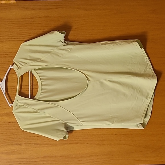 Under Armour Top - Picture 3 of 4